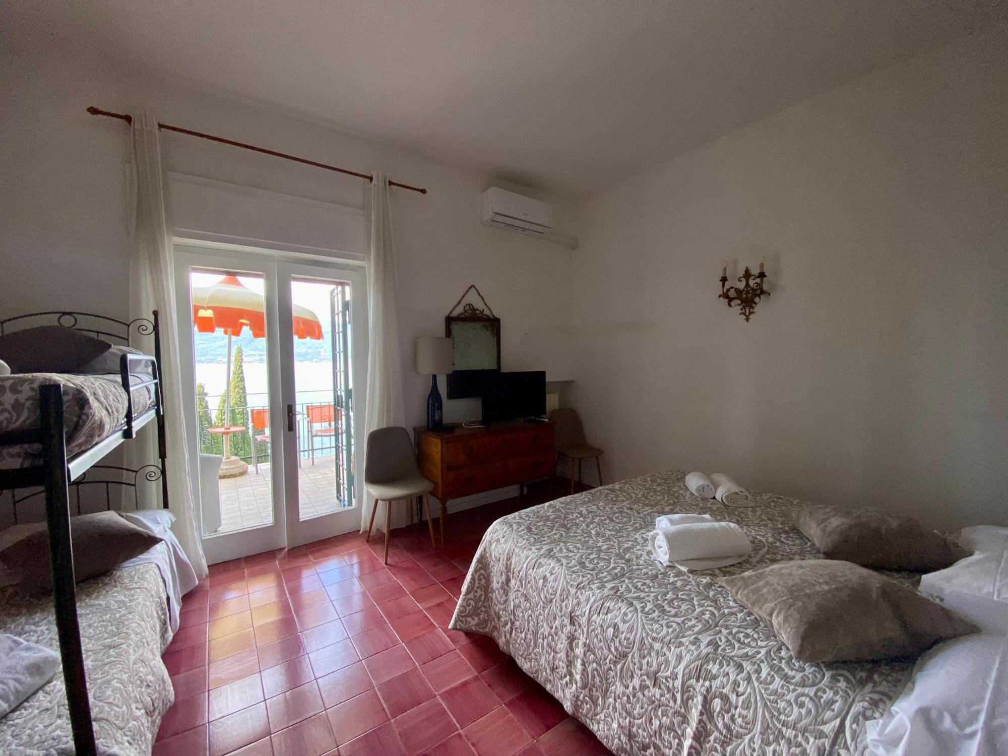 Wonderful Lake View Apartments With Pool With Breakfast Gardasee Torri Del Benaco Exteriör bild