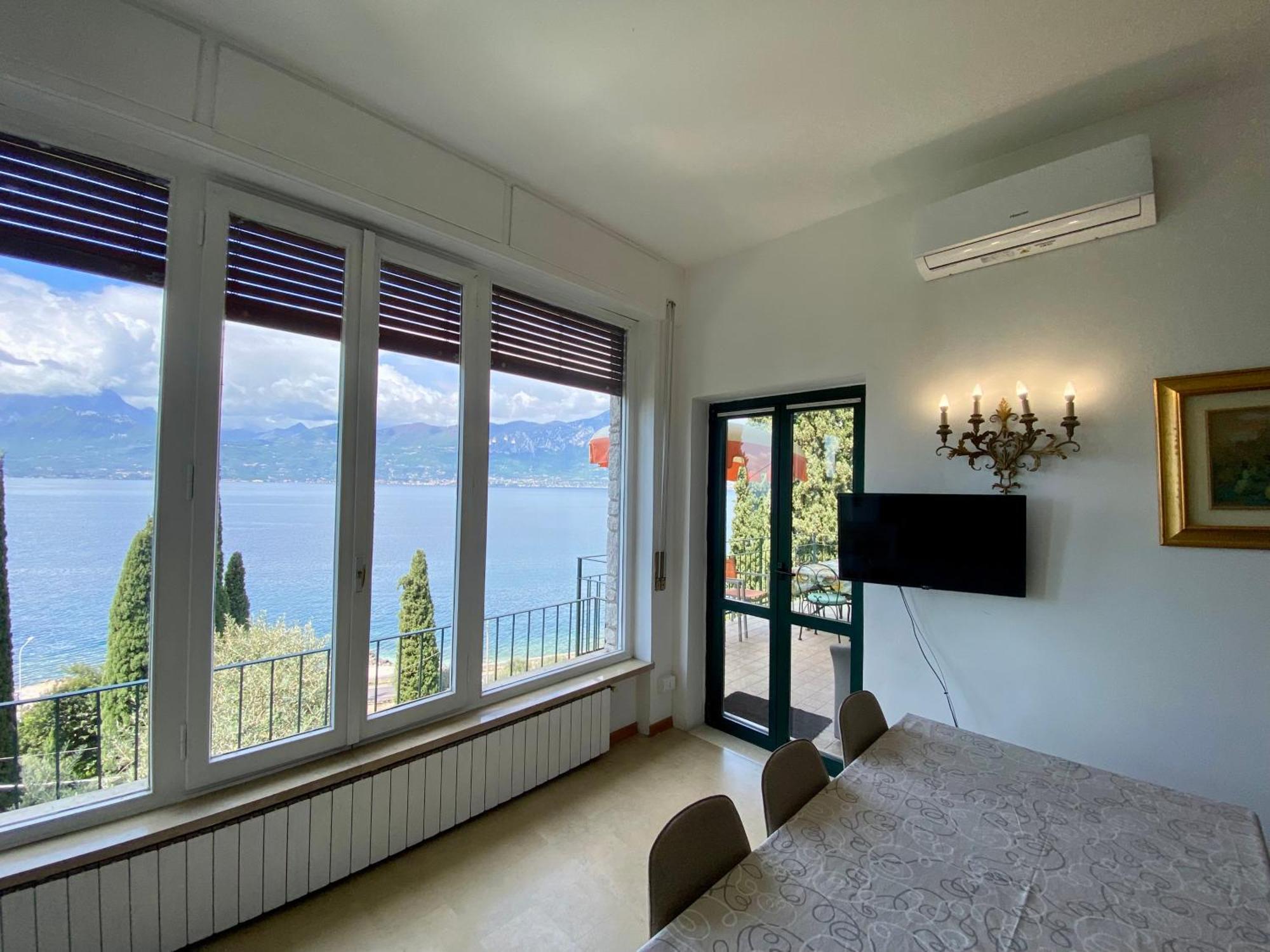 Wonderful Lake View Apartments With Pool With Breakfast Gardasee Torri Del Benaco Exteriör bild